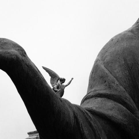 La estatua de los ángeles es del cementerio de La Recoleta, donde está enterrada Evita Perón.