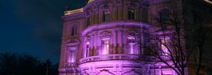 Fachada iluminada de morado / Casa de América